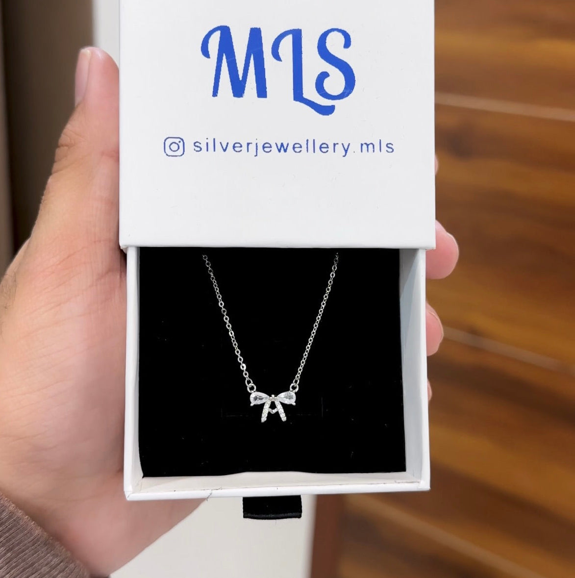 Solitaire Bowtie Minimal Chain