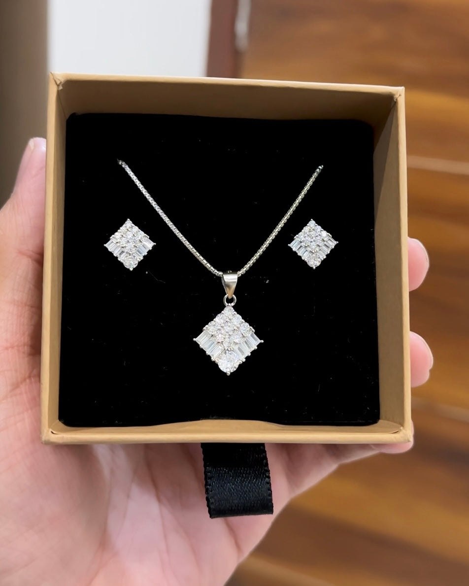 Nine Dine Pendant Set