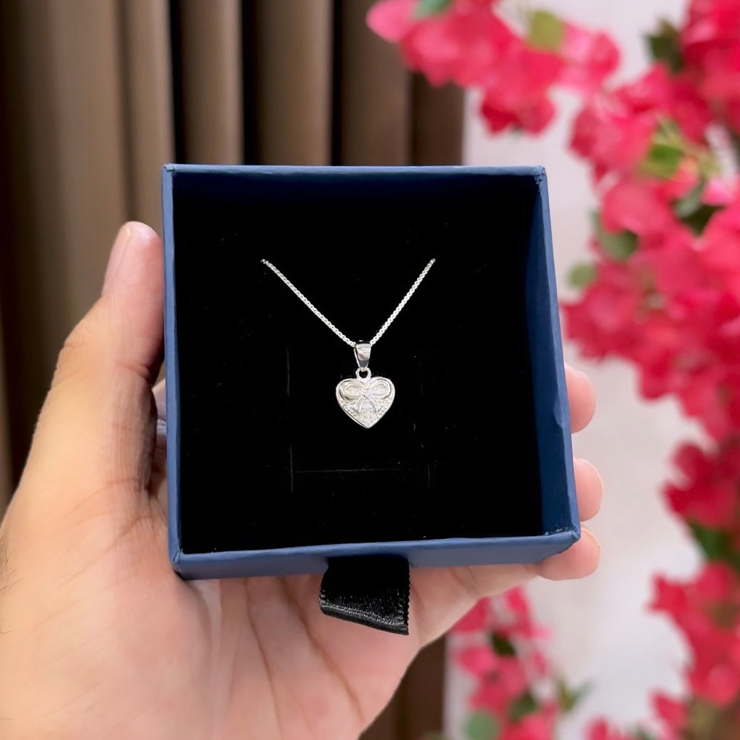 Hearty Ribbon Chain Pendant