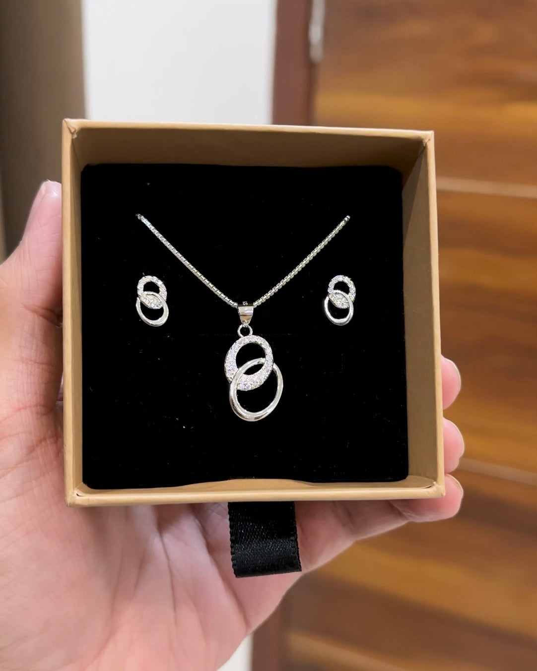 Love in Lines Pendant Set