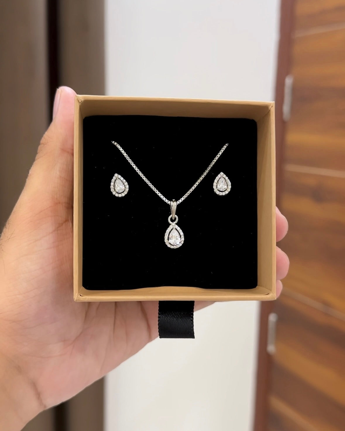 Drop Solitaire Pendant Set