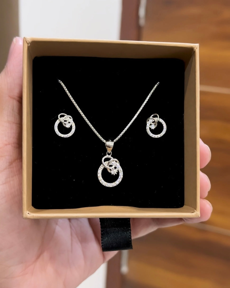 Knot in Knot Pendant Set